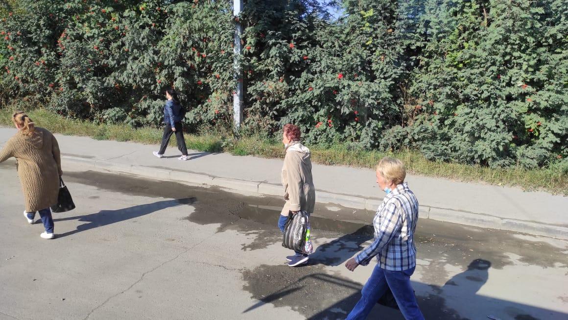 Фото «Сделать пробки официальной достопримечательностью города»: жители возмущены ежедневными пробками на улице Кедровой в Новосибирске 2